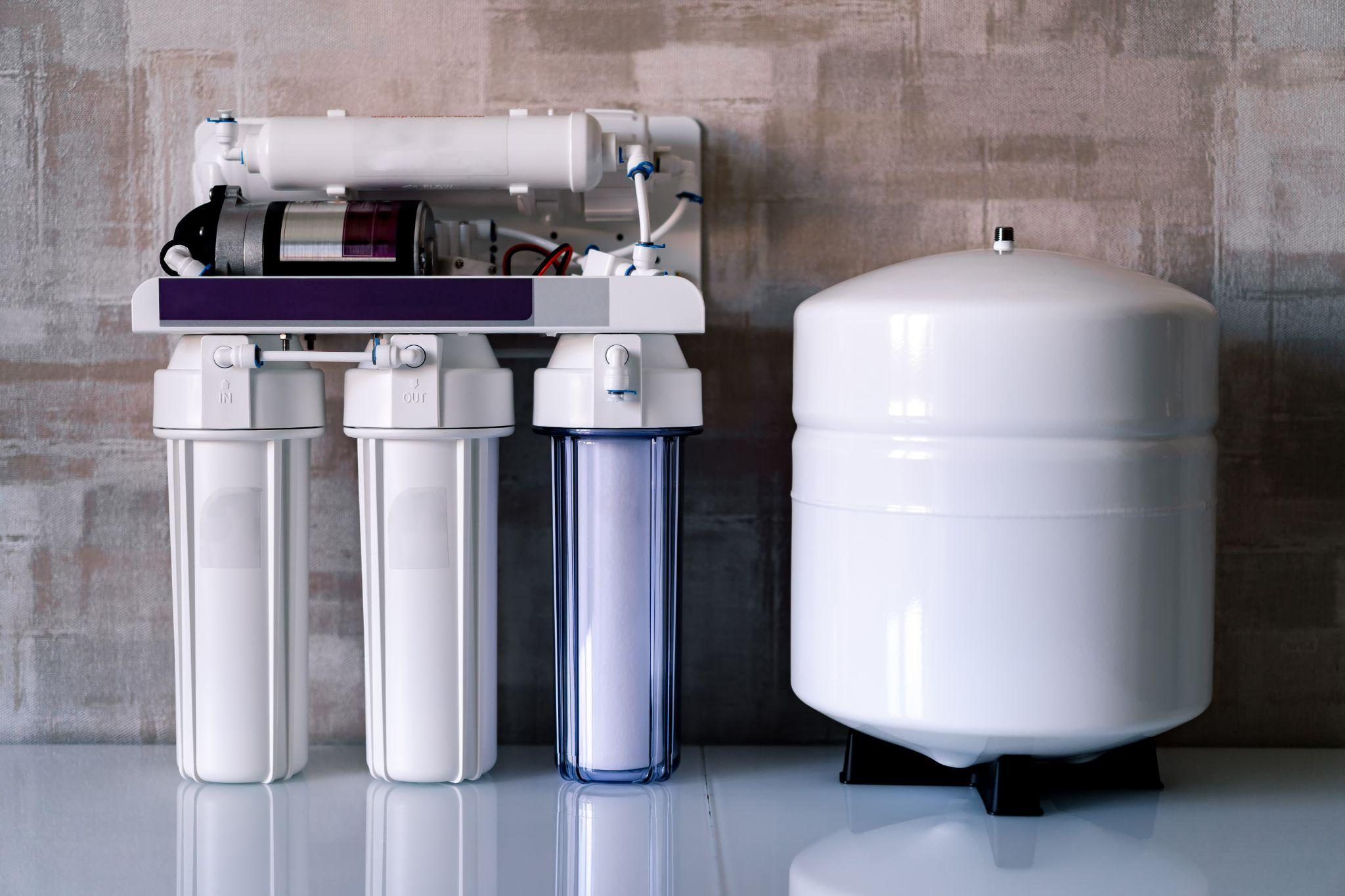 Reverse osmosis drinking water system with storage tank installed under a sink